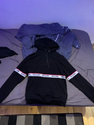 Moshino hoodie  - Säljer nu min sköna och snygga moshino hoddie har aldrig använt den då den it passade köpt för ungefär 1 månad sedan köpt för 2000