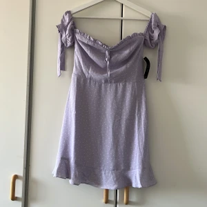 Klänning - Kort klänning från NAKD. Oanvänd.  Helt nytt