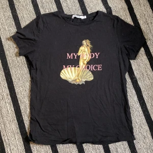 T-shirt  - En unik T-shirt från nakd Med trycket ”My body My choise” och afrodithe Skriv till mig vid intresse eller för fler bilder  Är i storlek xs men passar på mig som har s Endast swish 