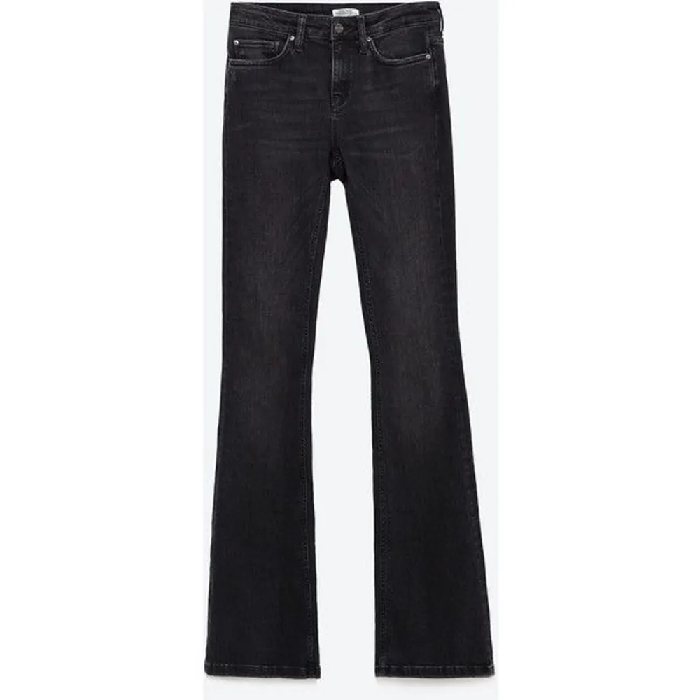 Zara split straight jeans. Känns mer som storlek 40. väldigt bra skick. Kan mötas upp i sthlm. . Jeans & Byxor.