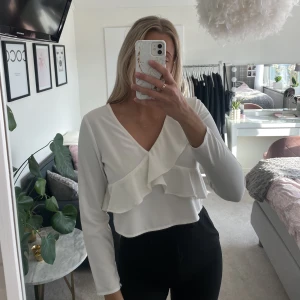 Blus med öppen rygg - Söt blus jag tyvärr inte vet märke på. Blusen är i storlek Small och har en fin detalj med v-ringning i ryggen🌸