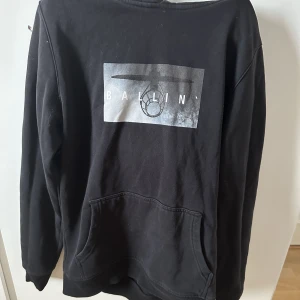 Hoodie - Hoodie från Mister tee använd ca 5 gånger, super skön!! Köpte den för 599kr 