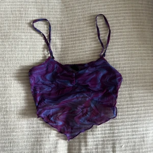 Linne från Urban Outfitters - Blå&lila linne från Urban Outfitters i storlek S🥰 Använd flertal gånger men i bra skick💓