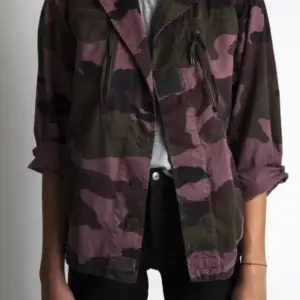 Säljer min as coola ROSA camouflage jacka från quatre filles!!!💗Säljer pga att den inte kommer till användning!!! Shit snygg på sommaren och as cool!!!!🤩🤩 Skriv ifall ni vill ha fler bilder💕 (nypris 2500 kr) 