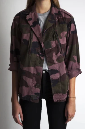 Quarte filles jacka  - Säljer min as coola ROSA camouflage jacka från quatre filles!!!💗Säljer pga att den inte kommer till användning!!! Shit snygg på sommaren och as cool!!!!🤩🤩 Skriv ifall ni vill ha fler bilder💕 (nypris 2500 kr) 