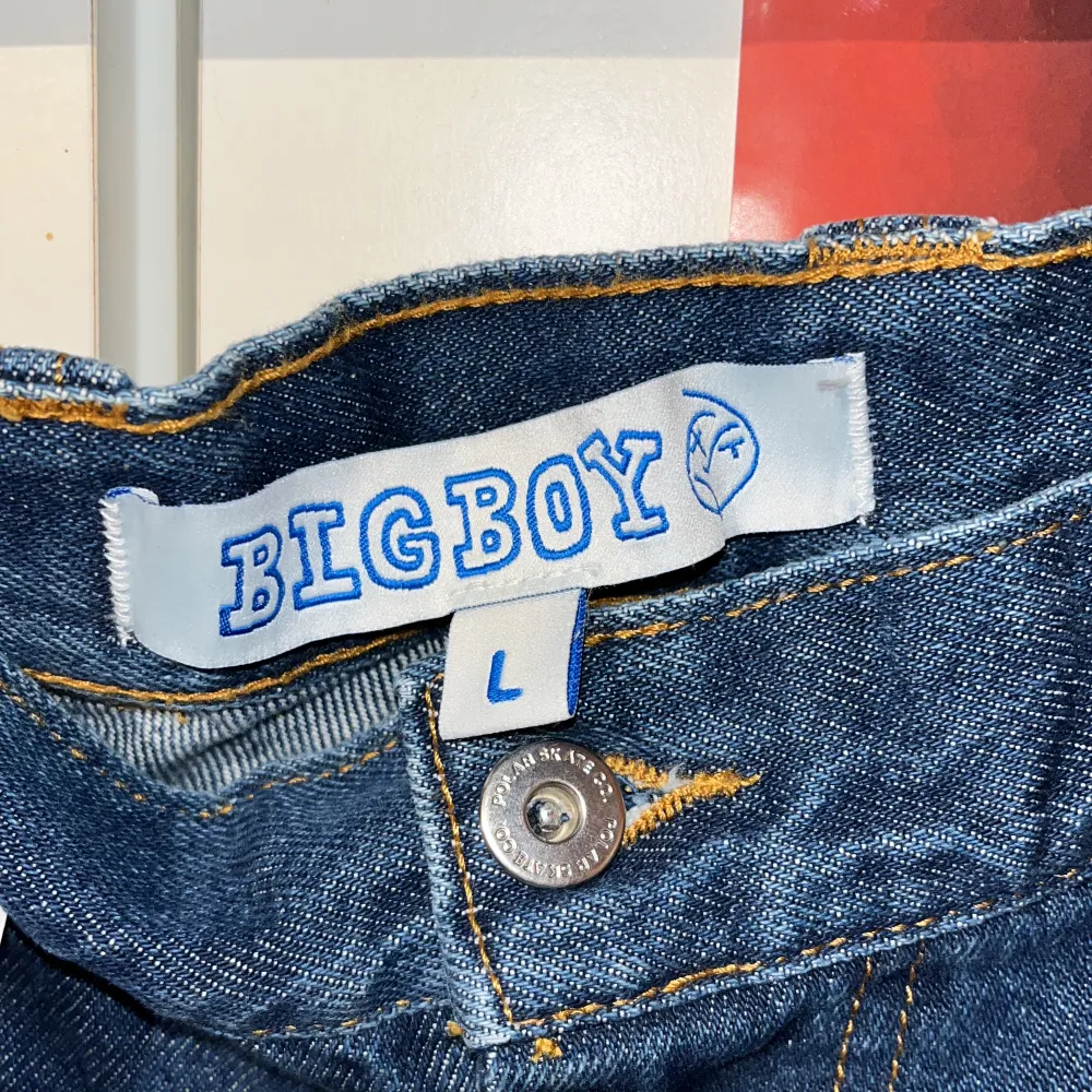 Säljer nästan helt oanvända big boy carpenter pants med sticker kvar, bara använda en gång. Säljer då jag känner att de skulle passa bättre hos någon annan. Tveka inte att skriva om det finns  frågor ✌️. Jeans & Byxor.
