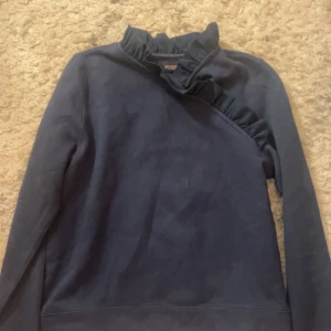 Tröjor - Säljer båda dessa två fina tröjor i ett där ena är ifrån Lindex i strl S och är beige och den andra från Soaked och i färgen marinblå i strl M. Fint skick på båda. Skriv till mig vid intresse.