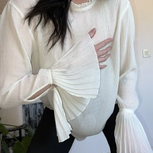 BLUS - vit skir och trasparent blus, personen på bilden är 176 cm 🐇