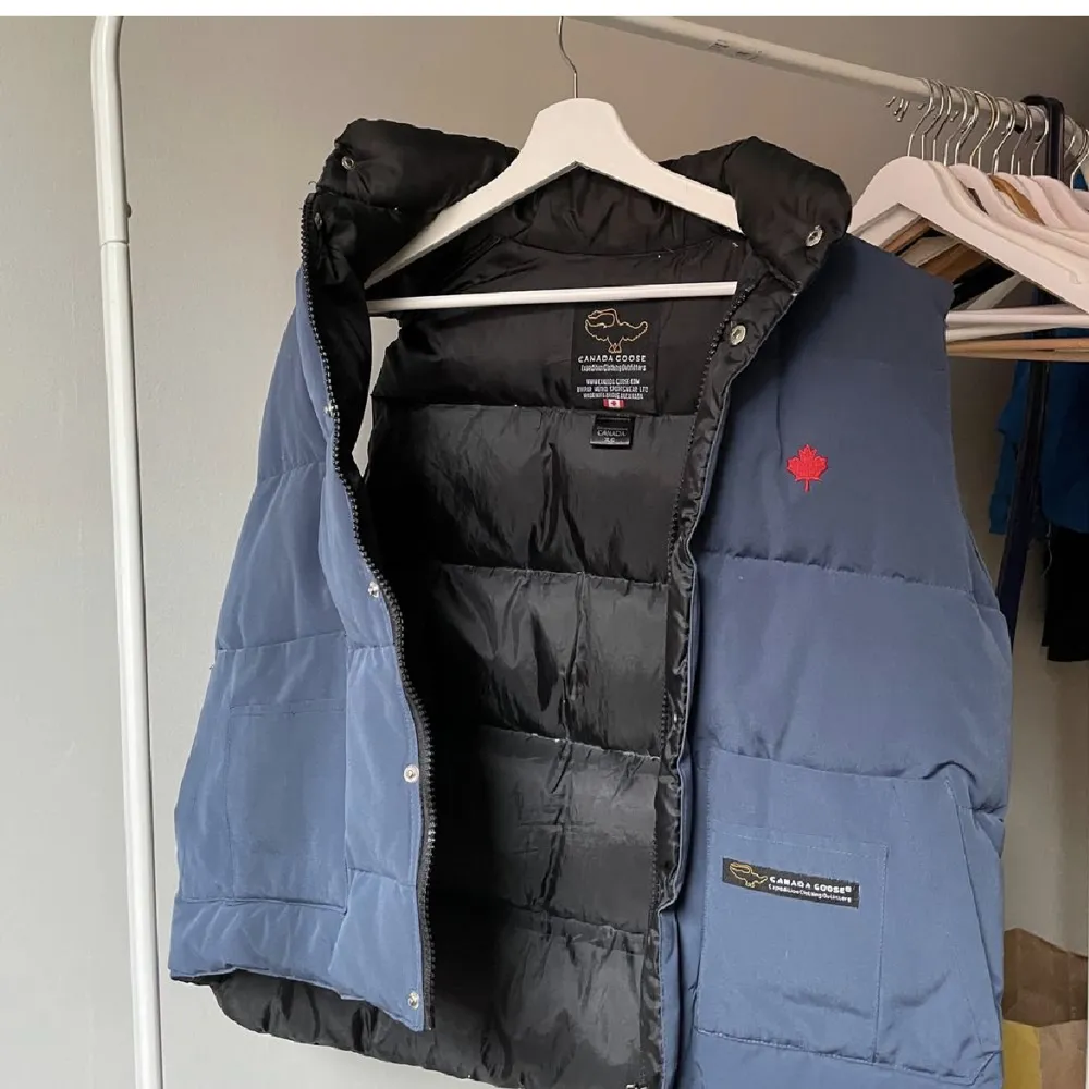 Säljer min canada goose väst! det står att västen är i storlek xl men sitter super fint på mig som är en s. Takit.