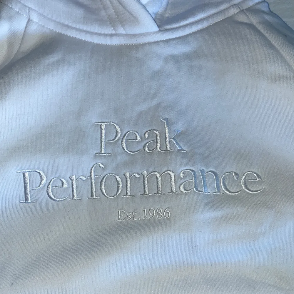 Vit peak hoodie, helt oanvänd i storlek Xs men passar nog en S med. I nyskick. Ordinarie pris var 1200kr. . Hoodies.