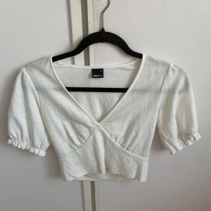 Vit sommar topp - Vit sommar topp med små puffärmar!