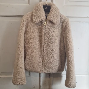 Gant - Jacka från Gant.  Beige, använd enstaka ggr. Material-polyester  Strl S