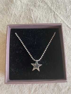 !Edblad halsband! - Säljer detta skit snygga halsband från en av Edblads gamla kollektioner🩶 köpt för 249kr och jag säljer för 190kr +frakt!