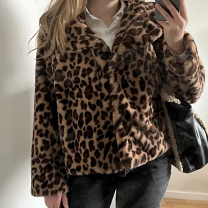 Leopardjacka - Härlig leopardjacka i kort modell🖤🤎🖤 Använd en gång och är därför i mycket fint skick! 