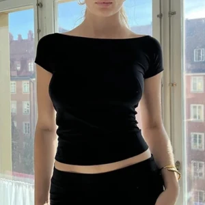 Alobha topp  - Säljer denna svarta topp från Alobha då den tyvärr inte kommer till användning. 250 kr inkl frakt💞