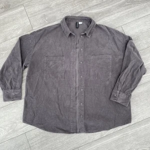 Manchester skjorta H&M Divided - Fint skick. Mellangrå. 100 % bomull. 