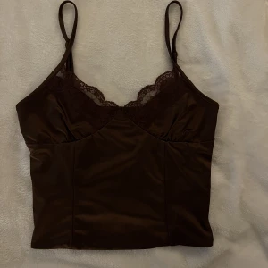 Linne - 🔥Brunt linne i satinmaterial med spets från bikbok strl xs💖🤩använd fåtal gånger