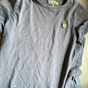 Använd lyle scott tröja - Nåra små hål i den