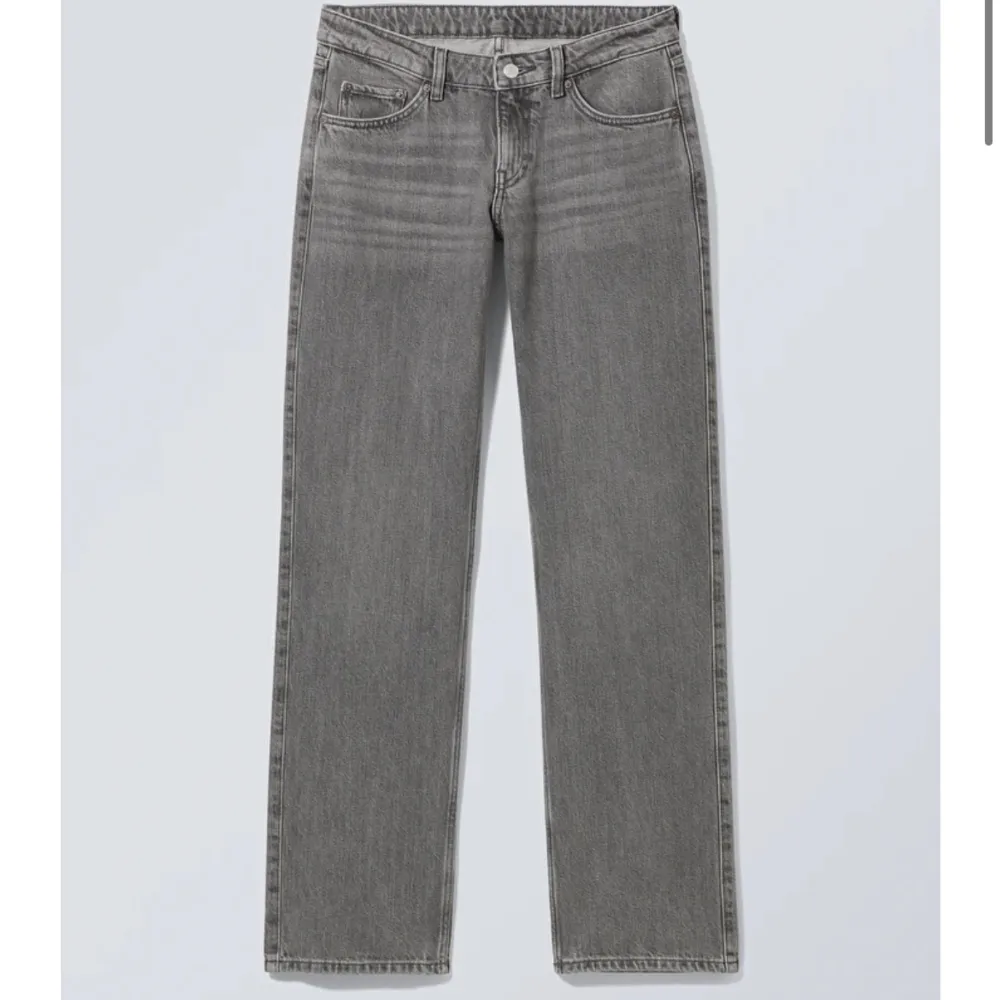Hej, säljer dessa jätte fina gråa jeans från weekday. De är i jätte bra skick då de nästan aldrig är använda. Säljer pågrund av att dom är lite för små. Det är fri frakt. Hör gärna av er för mer info!💗. Jeans & Byxor.