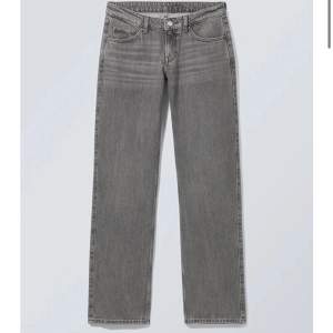 Hej, säljer dessa jätte fina gråa jeans från weekday. De är i jätte bra skick då de nästan aldrig är använda. Säljer pågrund av att dom är lite för små. Det är fri frakt. Hör gärna av er för mer info!💗