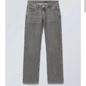 Weekday arrow jeans  - Hej, säljer dessa jätte fina gråa jeans från weekday. De är i jätte bra skick då de nästan aldrig är använda. Säljer pågrund av att dom är lite för små. Det är fri frakt. Hör gärna av er för mer info!💗