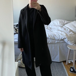 Kappa - Säljer denna superfina kappan då den inte kommer till användning längre😊 Jag är 163 cm och kappan är i strl M