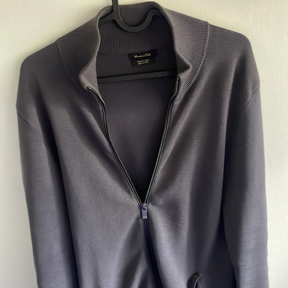 Säljer min supersnygga Massimodutti zip tröja storlek m   Använd 2 gånger . Tröjor & Koftor.