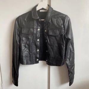 Croppad skinnjacka från pull&bear - Ej struken på bild men endast testad och i nyskick.  Den passar perfekt nu till våren och sommaren💕