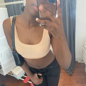 Beige topp - En enkel beige topp. (Jag hade vit bh under så gör inte samma misstag som mig) Perfekt med någon kofta eller jacka över😍 Använd ett fåtal gånger så inga tecken på användning💛 Skriv för mer bilder!