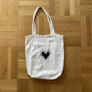 Totebag med tryck - Tygpåse med coolt hemmagjort tryck på!🖤❤️‍🔥 (skriv till mig om du är intresserad av mått)
