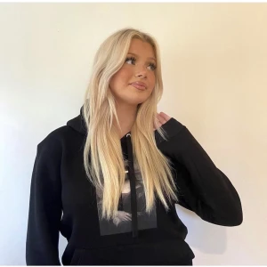 The cool elephant hoodie - The cool elephant’s hoodie ”Blinded art” i svart. Säljer pga av att den inte kommer till användning. Storlek XS/S 💕🫶🏼(Lånad bild) 