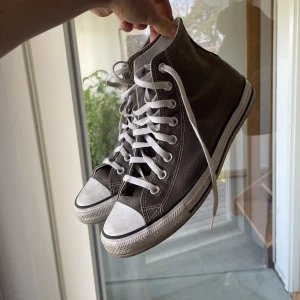 Converse - Ett par converse som inte kommer till användning längre i en grå/brun färg. Inga större defekter endast lite fläckar som går o tvätta om man vill!