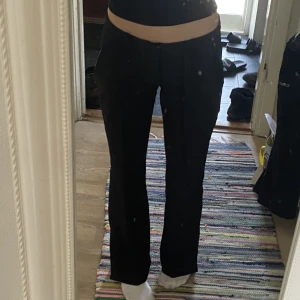 Low waist kostymbyxor Bikbok - Säljer dessa low waist kostymbyxor från bikbok i storleken 34-short, passar mig perfekt i längden som är 152 cm. Köpta för 399 kr men bara andvänts ett fåtal gånger och säljer pågrund av att de inte kommer till andväning💕