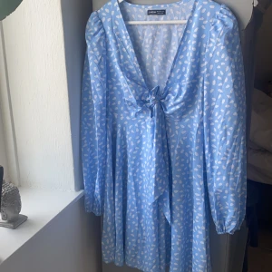 Blå sommarklänning - Klänningen är använd ett fåtal gånger och är i mycket gott skick. Jag är själv 164 cm lång och klänningen går till lite över knäna.