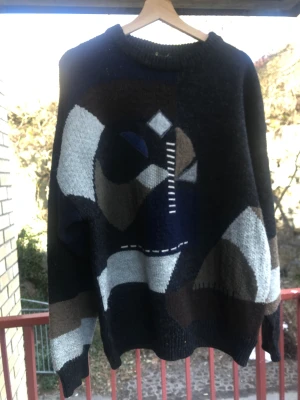 Barcelino stickad tröja svart - Stickad tröja i storlek M med luftig passform i utmärkt skick. Passar med baggy byxor.