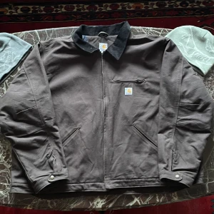 Carhartt Detroit Jacka - Klassiska detroit jackan i brunt från Carhartt. Från ’00 och i väldigt fint skick. Passar som XL/XXL