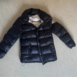 Carnet de vol Jacka - Säljer min Carnet de vol Jacka. Ny pris 3000 kr!  Färg: Marine blå Helt oanvänd! Storleken är small och modellen på jackan är lång. Den är silvrig inuti som på bilden.  Köparen betalar för frakt! Möts ej upp!