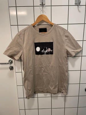 Limitato T-shirt  - Limitato T-shirt Biege. Storlek: M. Skick: 9/10 (box, kvitto ingår). Retail: 1700kr. Mitt pris: 899kr. Skriv vid frågor eller funderingar🤗