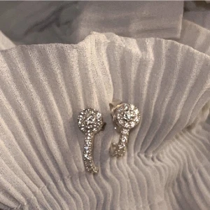 Thomas Sabo äkta silver örhängen - Thomas sabo örhängen i äkta silver, köpt för 900kr för två år sedan. Användes flitigt men fortfarande i bra skick