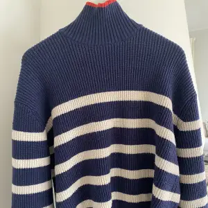Säljer denna sköna stickade tröja från ZARA. Mörkblå och vit med röda detaljer. Använd fåtal gånger.💕frakt tillkommer.  