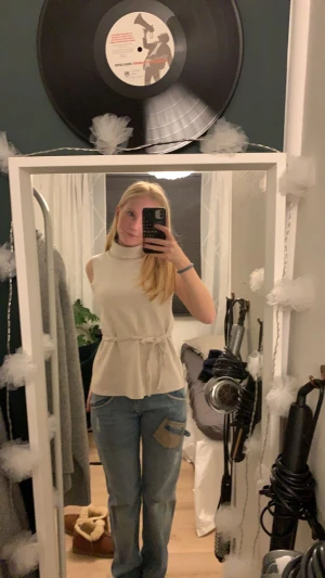 Stickad zara tröja  - Säljer min nästan helt oanvända tröja från zara, köptes för nån månad sen men kommer inte till användning💞