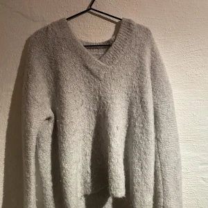 Stickad tröja  - En superfin ljusgrå stickad tjoktröja från lexington. Passar superfint till våren/sommaren!