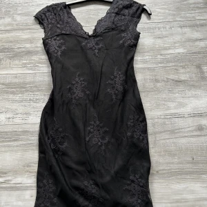 Festklänning  - Festklänning aldrig använd från Pearl London. Säljer den för det var lite tight på mig. 