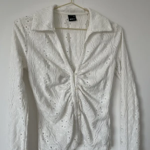 ”Virkad” blus - Blus som ser lite virkad ut från Gina ! Använd 1 gång