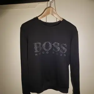 Hej, säljer en väldigt snygg Hugo Boss pullover i svart. Den väldigt bra skick och har snyggt mönster på bröstet. Storlek M men passar även S. Nypris va runt 2000kr i deras butik i Täby Centrum. Priset är inte hugget i sten. Hör av dig vid frågor.