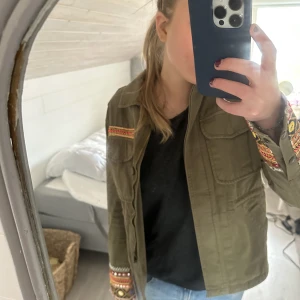 Super snygg cargo jacka!! - Säljer världens coolaste gröna vårjacka då den tyvärr är för liten. 
