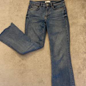 Säljer ett par super fina bootcut jeans från zara!! Kommer inte till användning dvs bra skick😊