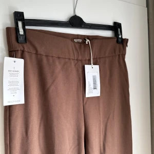 Bianca X Nelly kostymbyxor - Bruna kostymbyxor från Biancas kollektion med Nelly i storlek 40 (små i storleken) Aldrig använda och lapparna sitter kvar.