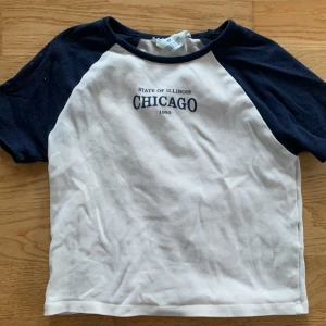 Kort topp från H&M - Lite kortare topp från H&M i strl 158/164. Vit/blå. 