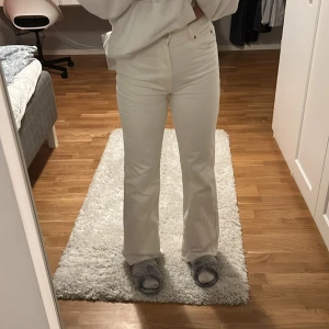 Vita bootcut jeans - Jeansen är från stradivarius, storlek 38, jag är 174 cm lång  